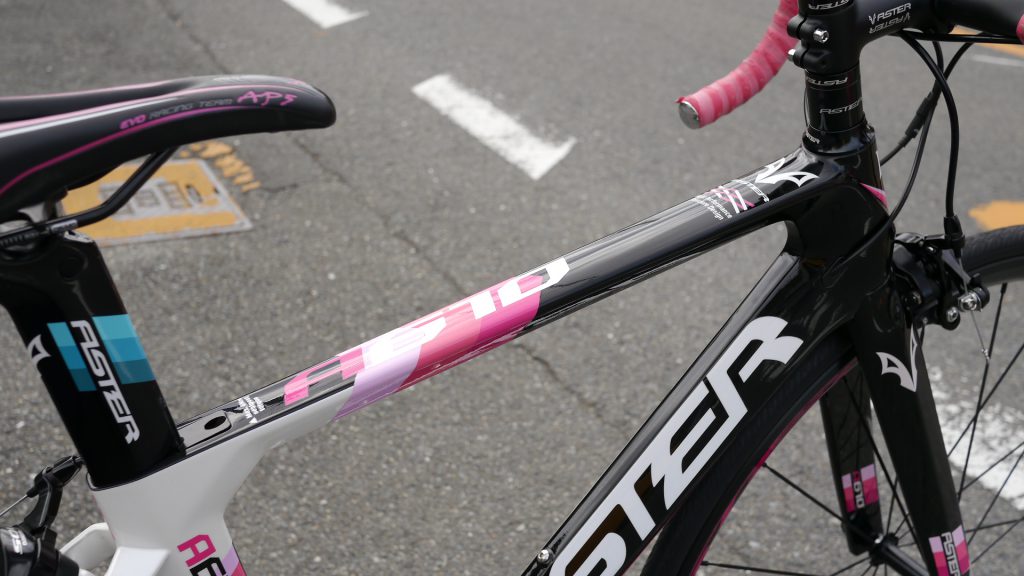 小柄の女性でもいけるカーボンエアロフレームロードバイク「ASTERBike・A610 」