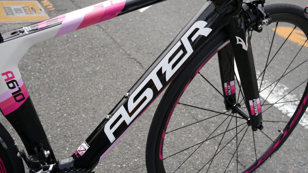 小柄の女性でもいけるカーボンエアロフレームロードバイク「ASTERBike・A610 」
