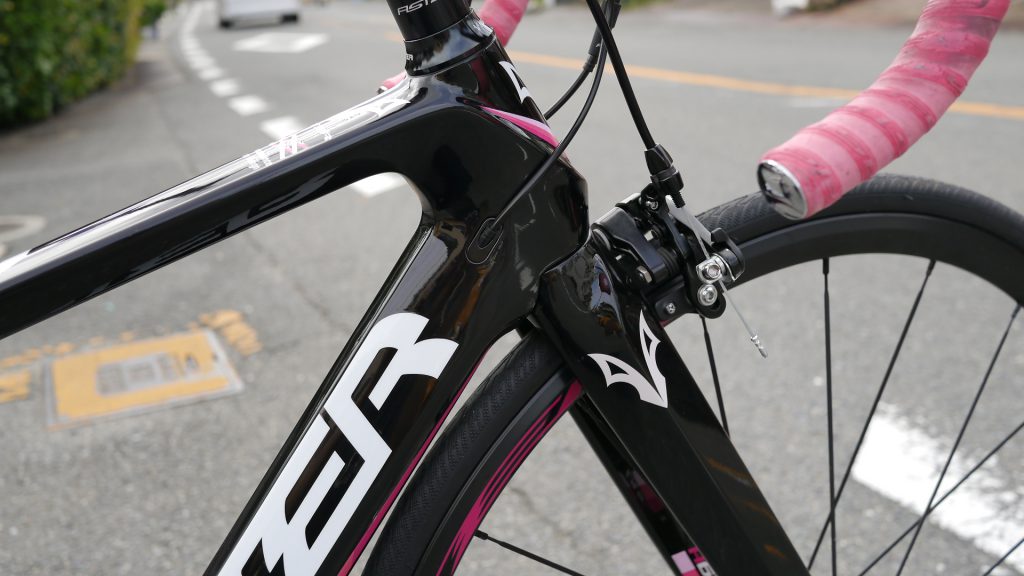 小柄の女性でもいけるカーボンエアロフレームロードバイク「ASTERBike・A610 」
