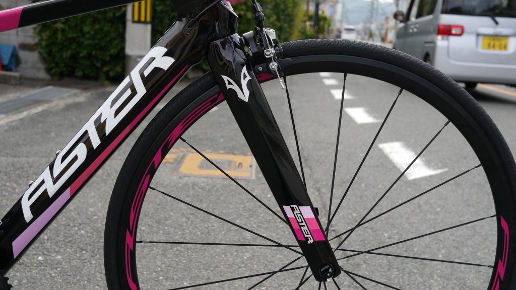 小柄の女性でもいけるカーボンエアロフレームロードバイク「ASTERBike・A610 」