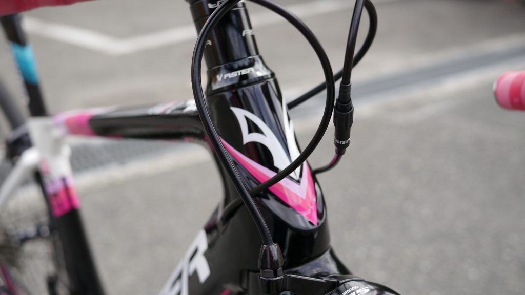 小柄の女性でもいけるカーボンエアロフレームロードバイク「ASTERBike・A610 」