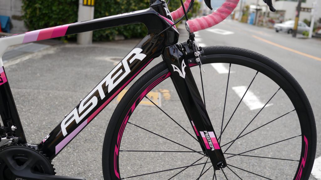 小柄の女性でもいけるカーボンエアロフレームロードバイク「ASTERBike・A610 」