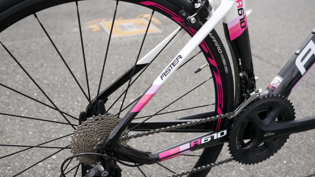 小柄の女性でもいけるカーボンエアロフレームロードバイク「ASTERBike・A610 」
