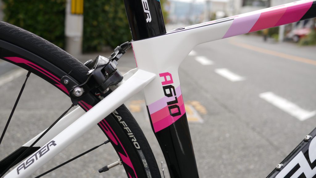 小柄の女性でもいけるカーボンエアロフレームロードバイク「ASTERBike・A610 」