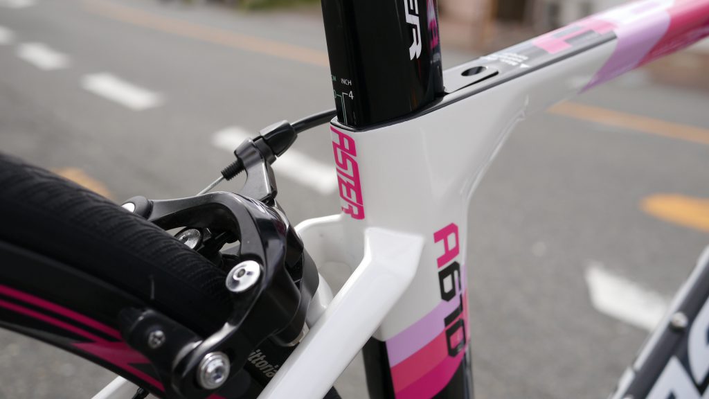 小柄の女性でもいけるカーボンエアロフレームロードバイク「ASTERBike・A610 」
