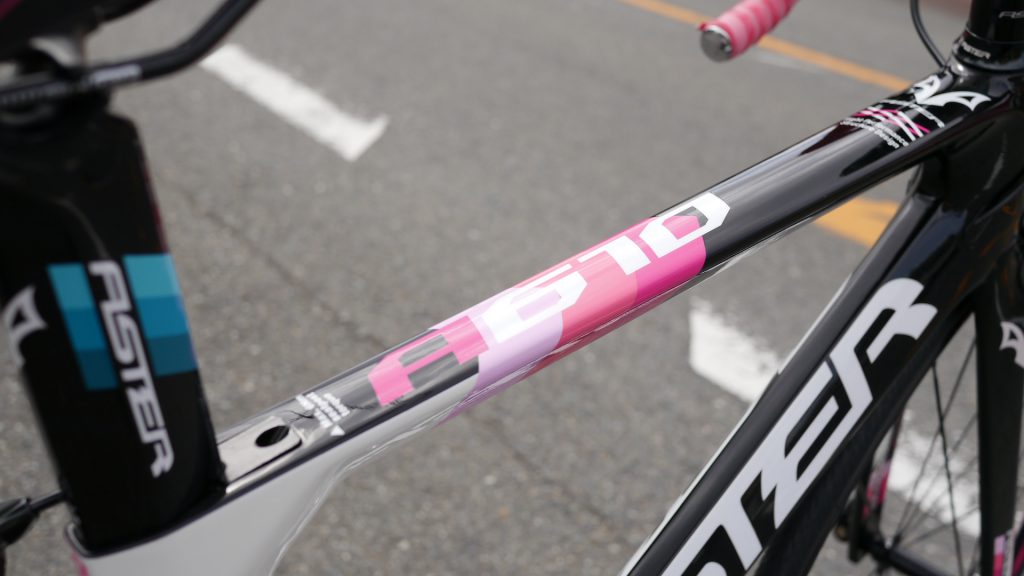 小柄の女性でもいけるカーボンエアロフレームロードバイク「ASTERBike・A610 」