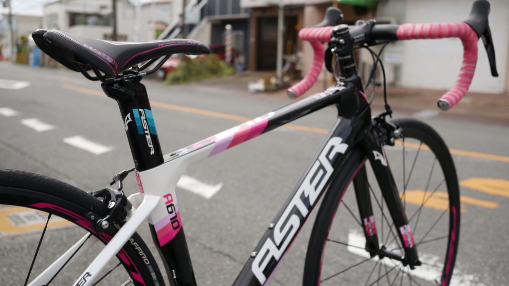 小柄の女性でもいけるカーボンエアロフレームロードバイク「ASTERBike・A610 」