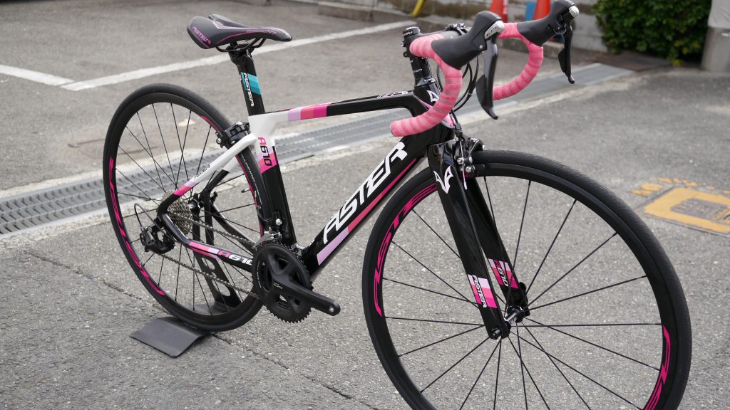 小柄の女性でもいけるカーボンエアロフレームロードバイク「ASTERBike・A610 」