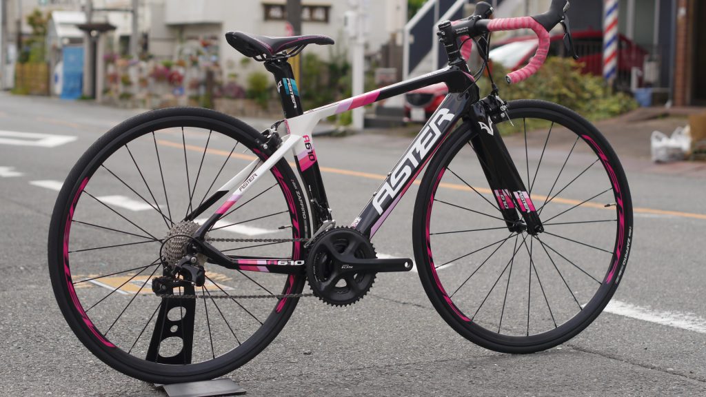 小柄の女性でもいけるカーボンエアロフレームロードバイク「ASTERBike・A610 」
